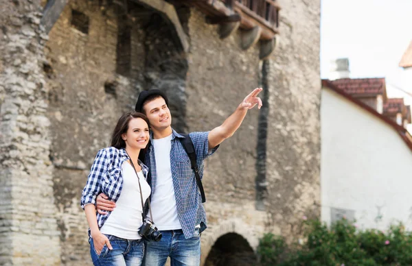 Touristenpaar erkundet die mittelalterlichen Gebäude — Stockfoto