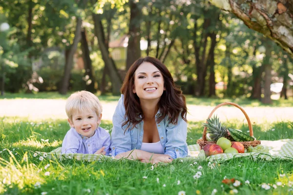 Mladá matka se svým synem v parku — Stock fotografie