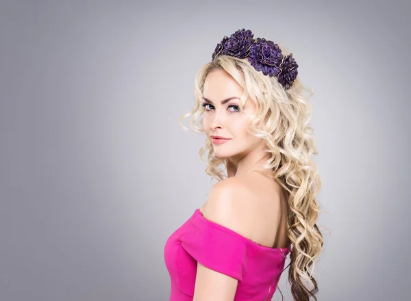 Vrouw het dragen van een hoofdband paarse bloem Stockfoto