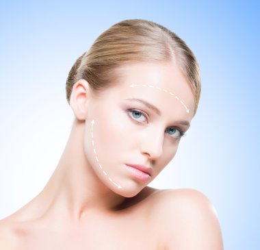 yüzünde oklarla sağlıklı kadın