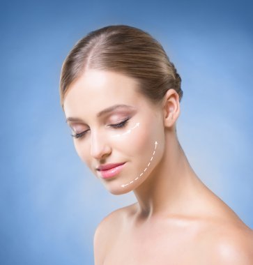 yüzünde oklarla şehvetli kız