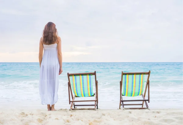 Jovem mulher em um vestido na praia — Fotografia de Stock