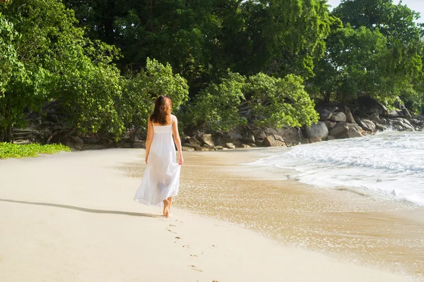 Mujer joven caminando por la costa — Foto de Stock