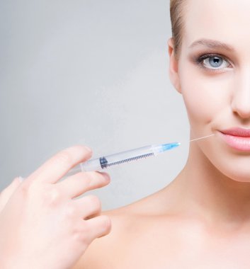 kadın deri içine enjekte ederek tedavi