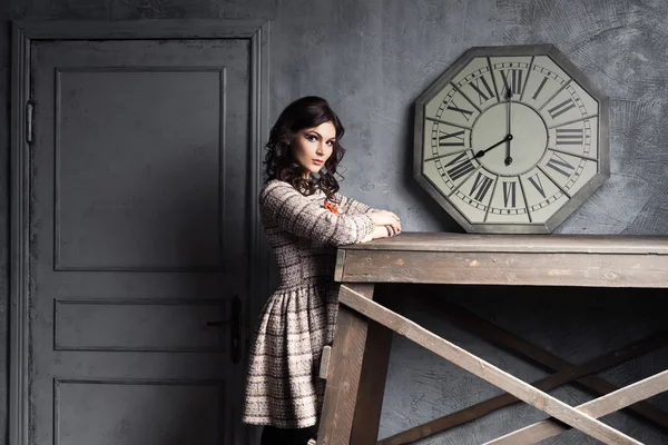 Femme posant dans l'intérieur antique — Photo