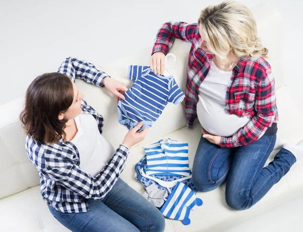 Två gravida kvinnor på en soffa — Stockfoto