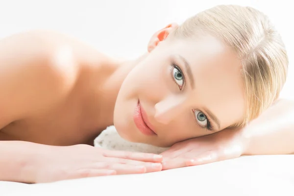 Femme allongée sur un tapis dans un salon de beauté — Photo