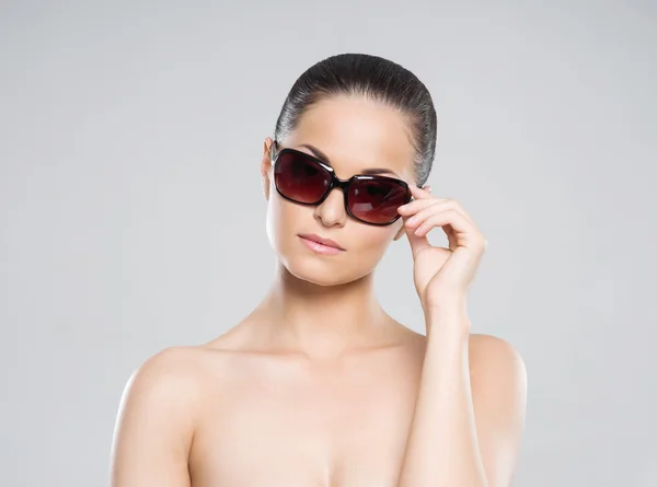 Здорова жінка в сонцезахисних окулярах — стокове фото