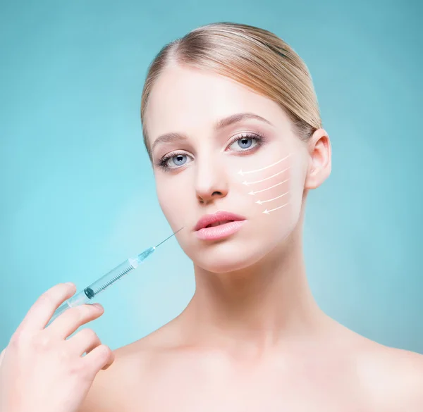 Woman with syringe injecting botox — Stock Photo, Image