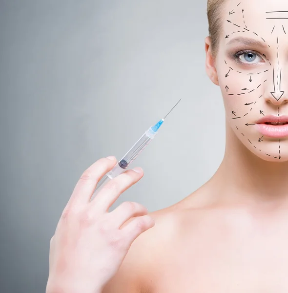 Botox tedavisi olan genç kadın — Stok fotoğraf