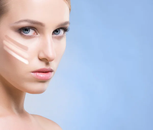 Vrouw met een foundation crème op haar gezicht — Stockfoto
