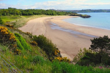 İskoçya 'nın Kuzey-Batı Highlands, Wester Ross' taki Gairloch Gairloch Gölü kıyısında bozulmamış güzel Gairloch kumlu plajı..