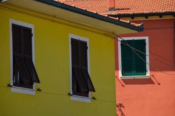 Casas Coloridas Con Grandes Ventanales — Foto de Stock