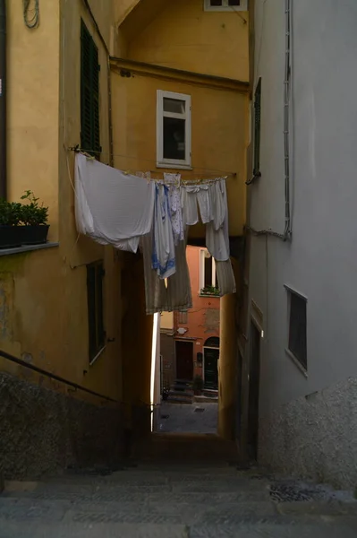 Narrow Street Yellow Houses Windows Which Clothes Hung Dried — Foto de Stock