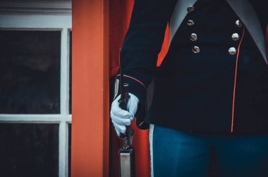 Asker üniforması ve elinde tüfekle.