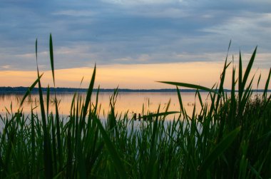 Gölde gün batımı