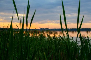 Gölde gün batımı