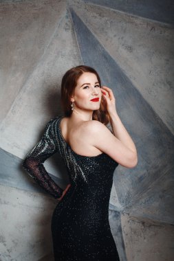 Genç Kızıl saçlı kadın lüks siyah elbise