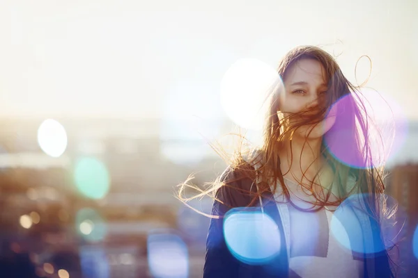 Giovane donna in piedi nella luce del tramonto — Foto Stock