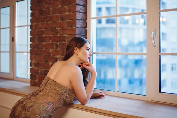 Beautiful Stylish Woman Looking in Window — Stock Photo, Image