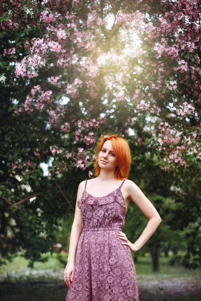 Retrato de Jovem Ruiva Mulher Ao Ar Livre — Fotografia de Stock