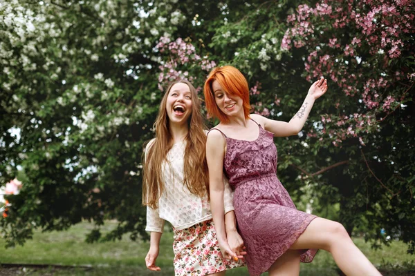 Duas jovens meninas bonitas se divertindo ao ar livre — Fotografia de Stock