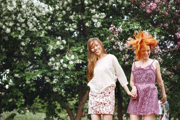 Dos chicas guapas jóvenes divirtiéndose al aire libre — Foto de Stock