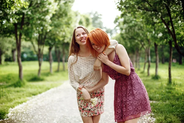 Deux jeunes jolies filles s'amusent en plein air — Photo