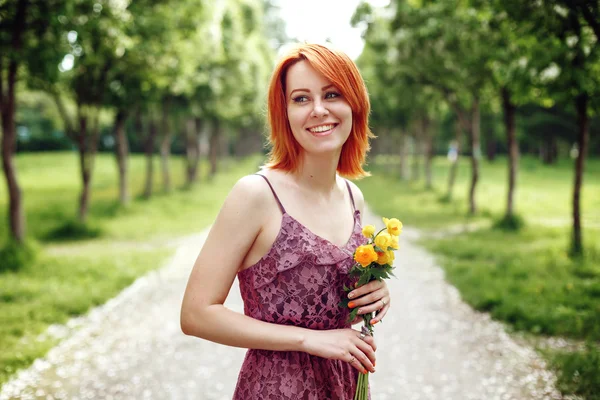 Röd Heair kvinna anläggning vårblommor — Stockfoto