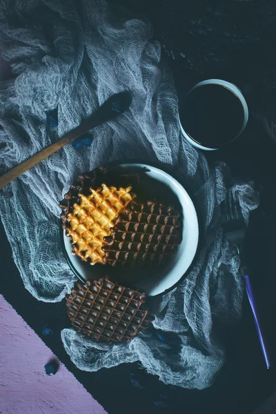 Вафли с шоколадным глазурью с кофе — стоковое фото