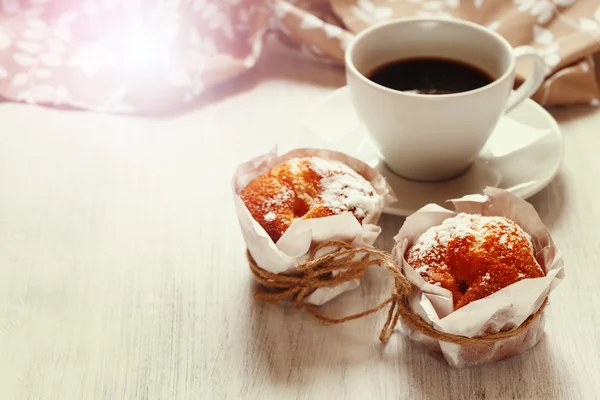 Сладкие свежие печеные кексы с чашкой кофе — стоковое фото