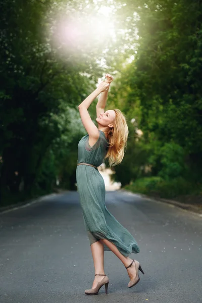 Mujer joven bailando en el camino — Foto de Stock