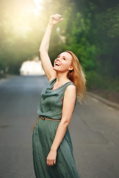 Liberdade feliz rindo mulher desfrutando — Fotografia de Stock