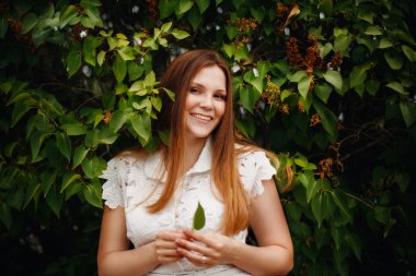 Güzel genç kadın ile saf deri 