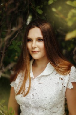 Ormandaki gizemli güzel bir kadın