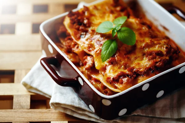 Estilo de comida italiana. Placa de lasanha . — Fotografia de Stock