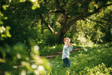 Küçük yakışıklı yaz aylarında eğleniyor