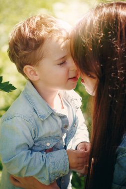 Mutlu sevimli küçük çocuk annesi ile 