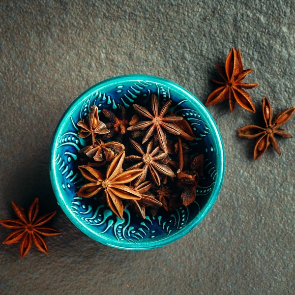 Bowl azul autêntico cheio de estrelas Anise — Fotografia de Stock