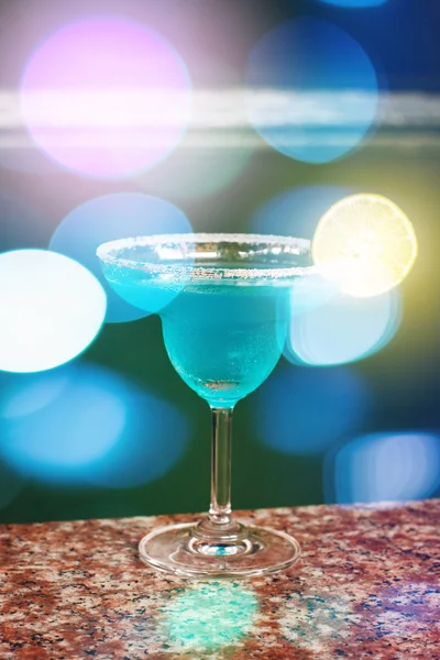 Blauwe Cocktail. Wazig Bokeh lichten. — Stockfoto