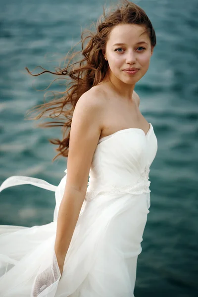 Femme en blanc près de Stormy Sea — Photo