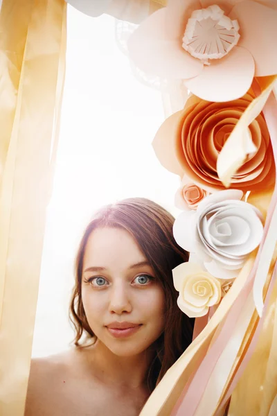 Mujer suave entre flores de papel — Foto de Stock