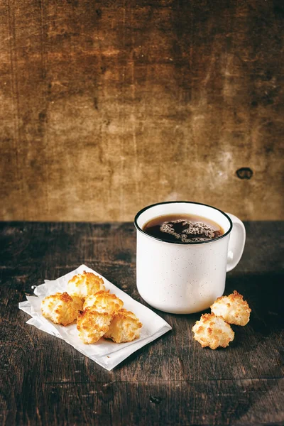 Taza de té con galletas de coco —  Fotos de Stock