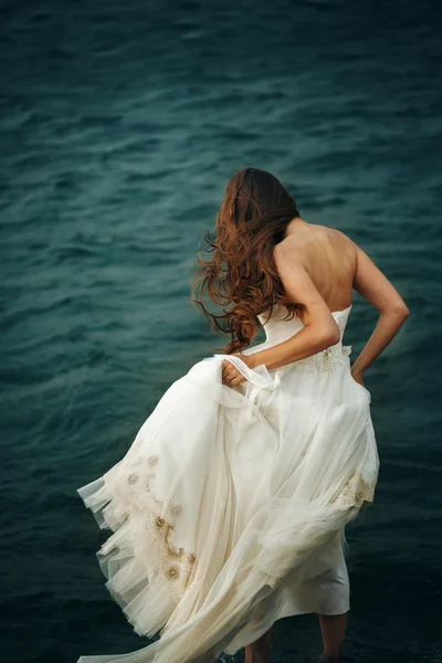 Kvinnan i vit nära stormig havet — Stockfoto