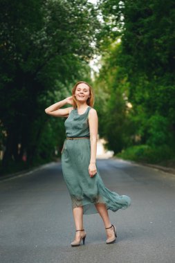 Genç bayan yolda duruyor. 