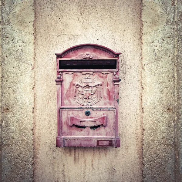 Vintage posta kutusu taş duvar — Stok fotoğraf