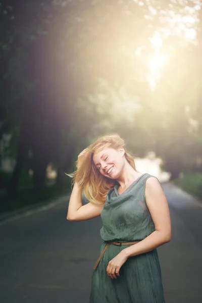 Libertà felice donna ridendo — Foto Stock