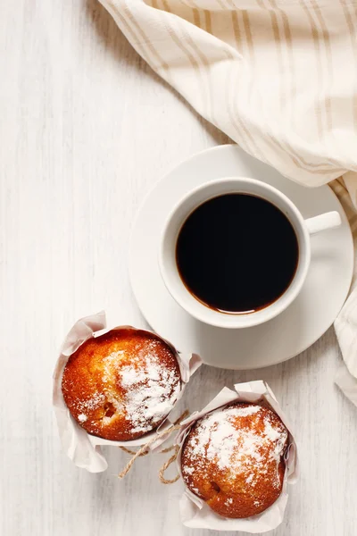 Doux muffins frais cuits au four avec tasse de café — Photo