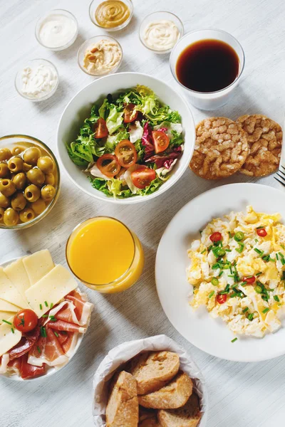 Pequeno almoço Continental. Alimentos diferentes saudáveis . — Fotografia de Stock