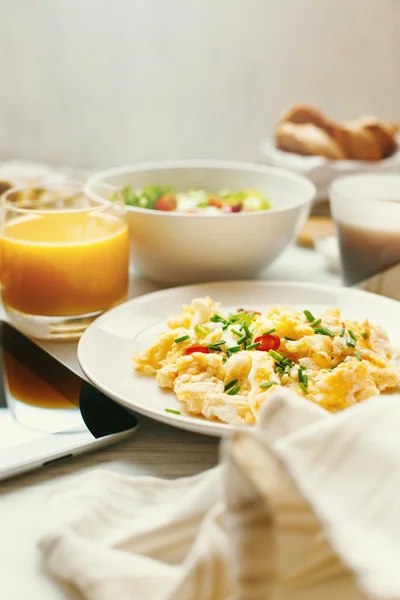 Scrambled Eggs on Breakfast Table Close-up — Stock Photo, Image